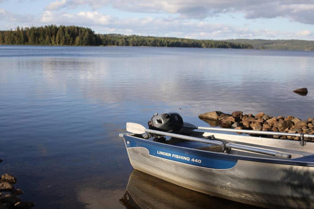 Sjoenaera Stuga Med Bat Och Bastu Ramkvilla Exterior foto
